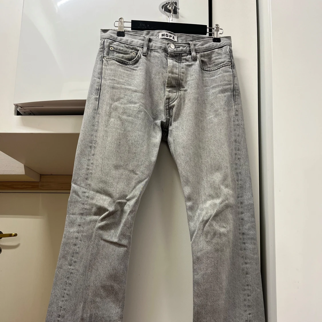 Två par för 699kr. Blå och grå jeans från Hope.  - 2