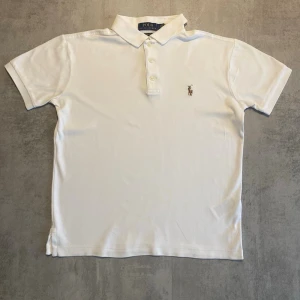 Vit Polo Ralph Lauren piké  - Jag Säljer en fet pike från Polo Ralph Lauren| skicket på tröjan är bra 8/10 | storlek s | ny pris 2000: mitt pris är 349 | skriv vid frågor och funderingar       