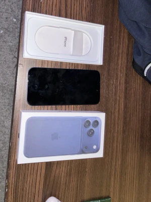 Blå iPhone 17 pro Max  med originalkartong - Säljer en blå iPhone 17 pro Max  från Apple. Telefonen har en stilren design med platt ram i aluminium och baksida i glas. Den har 3  kameror på baksidan och levereras med originalkartong och tillbehör. Perfekt för dig som vill ha en modern och snygg smartphone.