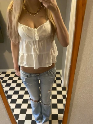 Vit volang topp  - Säljer denna vita toppen från romwe i storlek xs som är oanvänd och har lapparna kvar