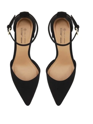 Svarta klackskor med spänne - Stilrena svarta klackar från Call It Spring med spetsig tå och bred klack. Skorna har en elegant ankelrem med guldfärgat spänne och är tillverkade i veganskt material. Använd fåtal gånger inga defekter.