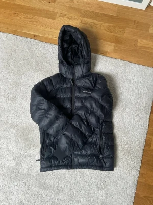 Peak preformence jacka  - |peak preformence jacka| | nypris: ca 2000| |strl:160| | mycket bra skick/skick enligt bilder|| varm och skön| | 100% autentisk| |skriv för eventuella frågor, mvh liam|