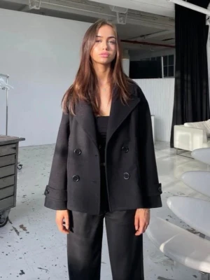 Svart kappa - Säljer min svarta kappa i strl XS/S ifrån design by si! Skriv privat för fler bilder 💕