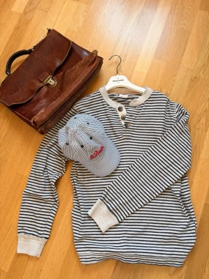 Vintage tröja - Säljer nu en asfet stickad vintage tröja med knappar i mycket bra skick🤩 Tröjan är perfekt till vår och sommar❤️Var inte rädd för att ställa fler frågor👍