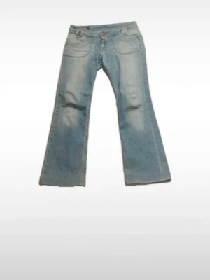 Vintage lee jeans  - Säljer ett par ljusblå bootcut jeans med klassisk femficksdesign och utsvängda ben. Jeansen har en låg midja och är tillverkade i denim med en lätt tvättad look. Perfekta för dig som gillar retrostil och vill ha ett par bekväma jeans med snygg passform.                                                   Midja rakt över: 40 cm Innerbenslängd: 78 cm Lår rakt över: 23 cm💗