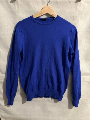 Stenströms tröja - En snygg och stilren tröja från stenströms i en riktig snygg färg. Tröjan är i storlek M men passar small. Hör av er vid funderingar.