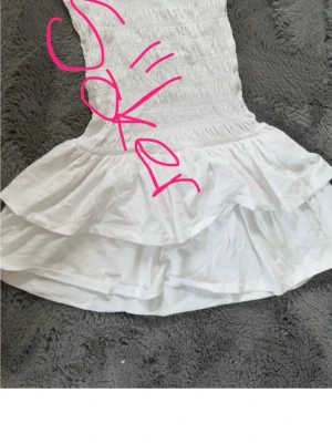 SÖKER - Söker denna klänningen från Gina tricot i antingen vit, marinblå eller ljusrosa💕får ej kosta mer än 100kr helst. I storlek 158/164 eller xs