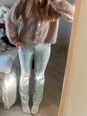 Ljusblå bootcut jeans med slitningar - Assnygga ljusblå bootcutjeans från american eagle. Dem är lågmidjade och har slitningar på knäna. De har en klassisk femfickmodell och är perfekt för en snygg avslappnad look.💕🩵🌟