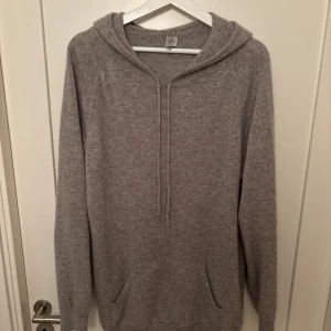 Davida Cashmere Hoodie - Tja! Säljer denna cashmere Hoodie från Davida cashmere i strl L, nypris ligger på 2199kr, defekt på sista bilden, sytt 1 gång inget man märker av, hör av vid frågor✌🏽