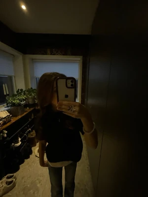 Svart kortärmad stickad - säljer en jätte fin svart kortärmad stickad tröja från Gina! Den har en normal passform, skriv vid frågor! 💕ändast använd fåtal gånger 💕