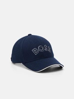 Mörkblå keps från BOSS - Snygg mörkblå keps från BOSS med broderad logga framtill. Kepsen har böjd skärm med vit kant och justerbart spänne bak i metall. Tillverkad i ett strukturerat tyg som ger en sportig och modern look.
