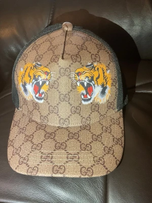 Gucci Keps Tiger  - Säljer min Gucci Keps Tiger då jag inte använder den längre och har köpt en ny. Jag har endast använt den några gånger den är helt fläckfri och har inga defekter. Skriv för mer frågor.