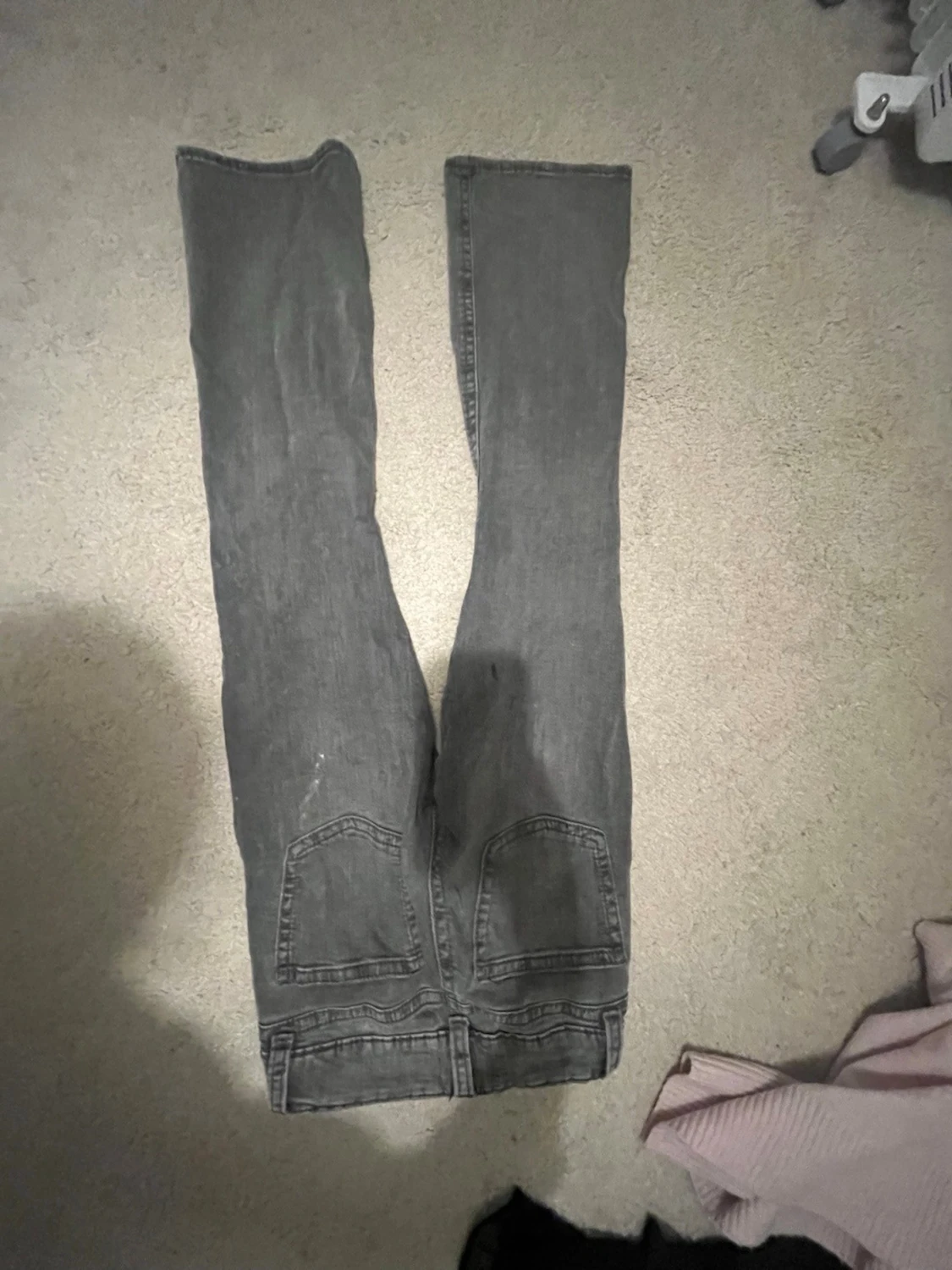 Grå bootcut jeans med slitningar - 2