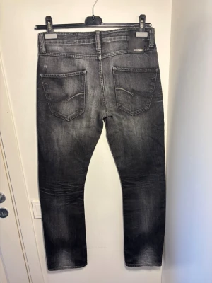 Vintage Jack and Jones Jeans - Vintage Jack and Jones jeans i storlek 34/32 sitter 32/32. Skick 8/10, pris 399. Fraktar samma dag!