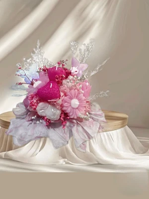 Ljusbuckett - går att få inslagen som present  - Perfekt som present till någon du tycker om – eller som fin dekoration hemma  ✨ Tillverkad för hand i naturligt sojavax ✨ Varje ljus är unikt – ingen exakt likadan ✨ Superfin till babyshower, dop eller födelsedag ✨ Kan fås inslagen som present🎁  Doft: odoftad   💌 Kan göra fler vid intresse! 💌 Går att få i andra färger på beställning  👉 Först till kvarn – gör bara ett fåtal åt gången  👉 Skickas snabbt!   ⚠️ OBS: Främst dekorationsljus – om det tänds, använd underlag och lämna aldrig u