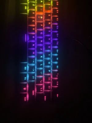 Deltako keyboard  - Säljer ett kompakt mekaniskt tangentbord med RGB-belysning. Tangentbordet har svarta tangenter med några vita och gula tangenter för WASD. Ansluts med kabel och har en stilren design som passar gaming och programmering.