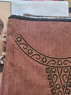 Elegant brown dress with embroidery and matching shawl - This elegant dress features intricate embroidery around the neckline and a matching design on the sleeves and hems. The dress has a pattern all over the fabric that complements the embroidery. A matching shawl with similar patterns and embroidered edges is included. Shippping same day if you order before 12:00