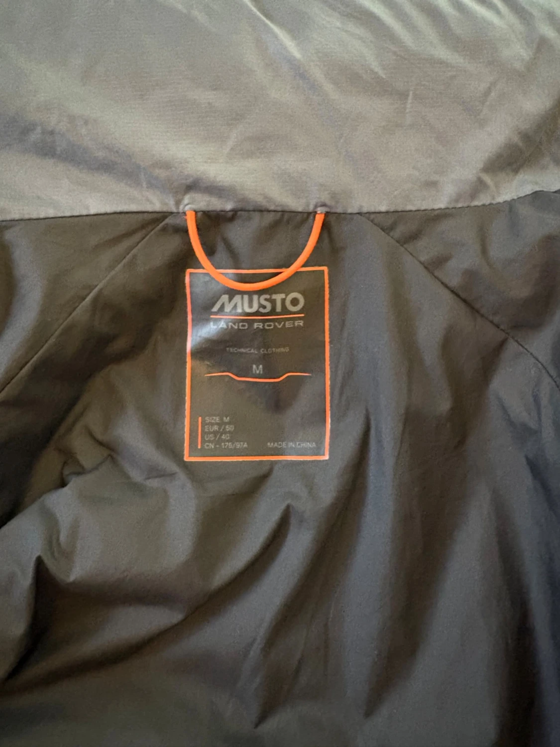 Grå jacka från Musto Land Rover
