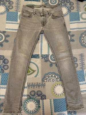 Grå Nudie Jeans - Säljer en ny grå Nudie jeans i storleken W30/30. De är i bra skick.                              Hör av dig om du är intresserad!                   Hör av dig om du är intresserad!