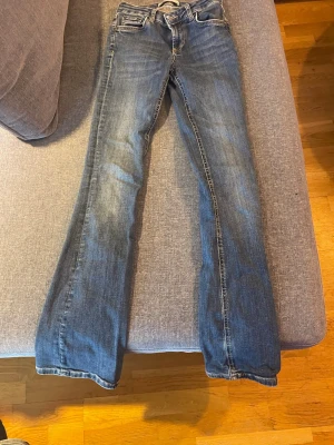 Blå raka jeans från Zara - Säljer ett par klassiska blå jeans från Zara med rak passform och diskret tvätt. Jeansen har normal midja och är lite slitna längst ner (pris kan diskuteras☺️)
