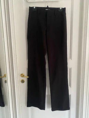 EX-TALL svarta kostymbyxor madlady - Svarta kostymbyxor från madlady i storlek 36 och LÄNGD: EX-TALL