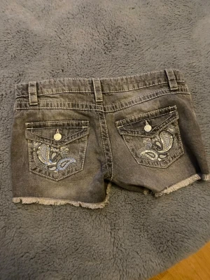 Fina Gråa shorts  - Från Gina Tricot, frakt tillkommer