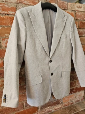 Jättesnygg kavaj stl S - Jättesnygg, knappt använd kavaj stl S (ungefär 44). Från djurfritt hem. Kan skicka eller hämtas i Sjöbo, Lund, Malmö eller Ystad.