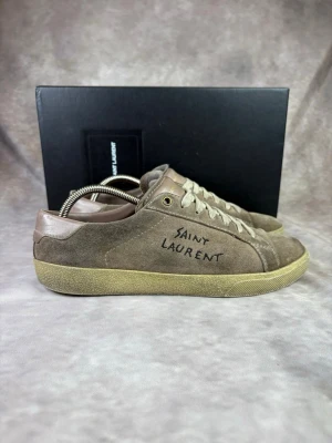 Saint Laurent Skor - Stl 42 - Snygga Saint Laurent i färgen brun/grå, perfekt till våren och sommaren! 😮‍💨🏖️ | Bra skick: 8/10,  slitna och ett hål/skada på vänster skons undersula(se sista bilden) | Storlek: 42  | Ingår: Skorna, Skobox, 2 dustbags och Saint Laurent kort | Nypris: Ca 7000kr | Självklart äkta.  Hör av dig vid frågor // Galgen 🫡