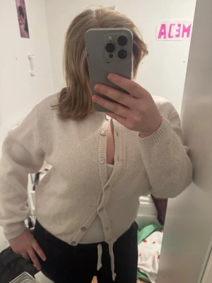 Krämvit kofta med knappar - Säljer min vita stickad kofta i storlek xs från Gina tricot. Nypris 400 säljer för 50. Skriv om ni har frågor och pris kan diskuteras jag vill bli av me de snabbt💞💞