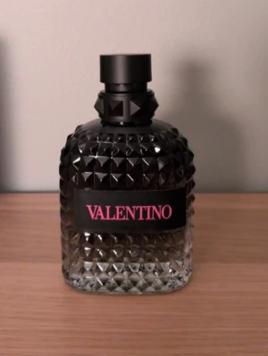 Valentino born in Roma intense parfym - Helt ny, endast några få sprays tagna☺️ Ca 99/100ml kvar😁 Skicka om du har några frågor✅