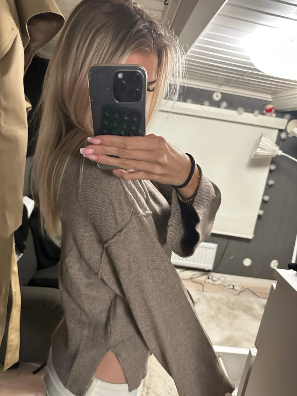 Beige stickad tröja med vida ärmar - 2