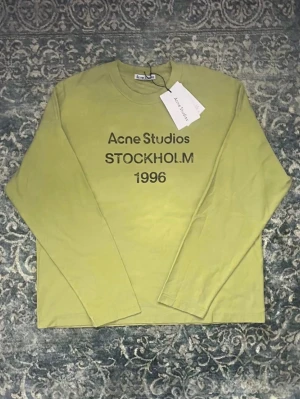Acne Studios longsleeve - Grön långärmad topp från Acne Studios i mjuk bomull. Storlek M oversized. Priset kan diskuteras.