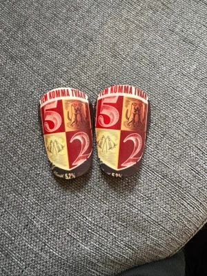 Fem komma tvåan benkydd - Riktigt coola benskydd med fem komma tvåan logga. Storlek 8*5