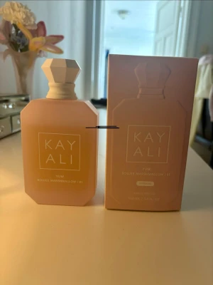 Kayali Yum Boujee Marshmallow 81 EdP - Säljer min 100ml Kayali Yum Boujee Marshmallow parfym då jag har så mycket andra parfymer och har den här i en annan storlek också så denna kommer ej till användning. Det är en söt jordgubbs parfym som är åt gourmand hållet men är ändå väldigt fräsch! Köpte i oktober från Sephora för 1389 kr och använt till sträcket.