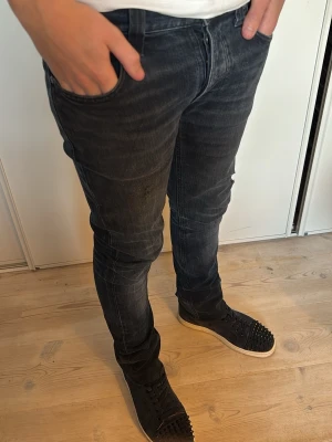 Svarta nudie jeans ”grim Tim” - Säljer dessa nudie jeans modell ”grim Tim” W30 L34 men uppsydda så cirka 31-32. Självklart äkta✅ skriv vid extra bilder eller funderingar. Kan gå ner i pris. Mvh KS Collective