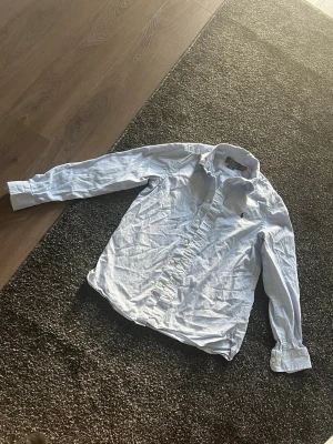 Ralph lauren skjorta  - Säljer en riktigt fin Ralph lauren skjorta och är självklart äkta! Skjorta säljs bara för 499 spänn! Skjortan har inga defekter, den behöver bara att tvättas så det ser mycket bättre ut och den passar mellan 155-165, Skriv gärna ifall ni har några frågor! MVH-Marko