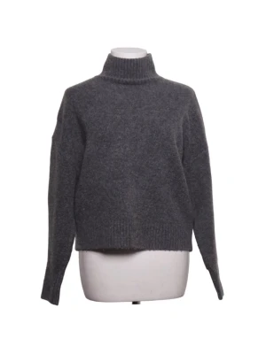 Grå polotröja från Zara - Mysig grå stickad polotröja från Zara med avslappnad passform och ribbade muddar. Tröjan har hög krage och långa ärmar. Materialet är mjukt och ger en skön känsla hela dagen.