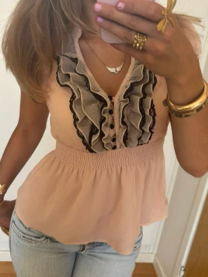 Rosa volangtopp med spets  - Så söt rosa volangtopp med spets! Jag är 168 och det är mina bilder, köp via köp nu direkt eller Swish, kvar tills markerad som såld 💖 
