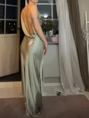 Ljusgrön balklänning  - Jätte snygg klänning, aldrig använd med prislappen kvar. Säljer eftersom den inte kommer komma till användning 🫰