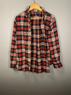 Ralph Lauren Flannel - Classic fit, en lös tråd. Inte mycket att säga, skriv vid intresse.