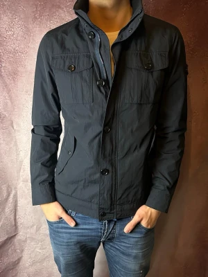 J.lindeberg field jacket bailey - Mycket fint skick | Size S (modellen är 188 cm 74 kg) | fraktar spårbart inom 24 timmar | för att köpa klicka ”köp nu” | vid frågor eller funderingar skriv ett meddelande | följare får bättre rabatter🙌
