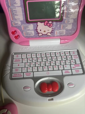 Hello Kitty dator - Säljer denna jättesöta och trendiga vintage dator med massor av spel.