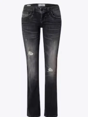 Populära svarta LTB jeans  - Säljer ett par svarta jeans med raka/lite utsvängda ben och slitningar på båda benen. Jeansen har en tvättad look med ljusare partier och klassisk femficksmodell. Perfekta för dig som gillar en avslappnad och trendig stil. Midjemått: 39cm. Innerbenslängd: 78cm.