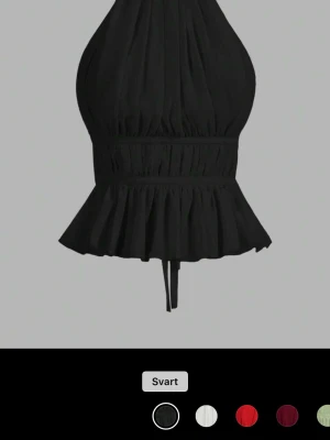 Svart söt topp shein - En jätte söt topp med öppen rygg med knyte, från shein. Helt oanvänd, har bara testat den!! Säljer pga av att ja beställde fel storlek. Normalpris: 99kr Säljer för: 50kr. Storlek XS. Skriv för frågor eller funderingar. 