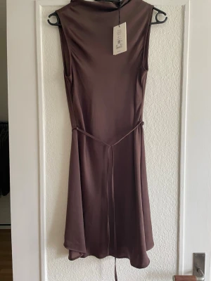Satin klänning  - Aldrig kommit till användning 