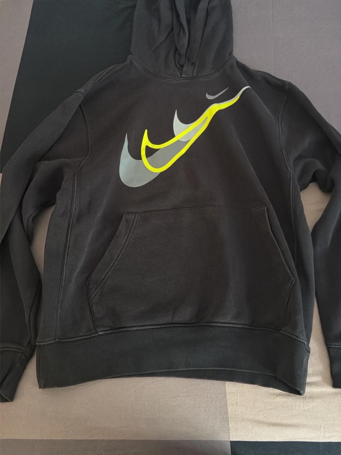 Svart Nike hoodie med färgglada swooshes