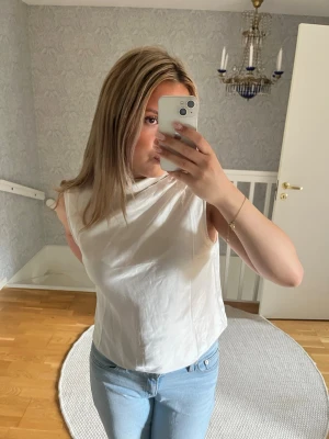 Vit blus  - Vit blus i satin från H&M, använd fåtal ggr strl M. Mycket fint skick.