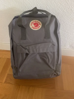 Liknande grå Fjällräven ryggsäck  - En grå liknande Fjällräven ryggsäck. Jag har aldrig använt denna så den är i bra skick.