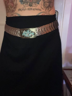 Vintage unikt bälte  - Saknar tyvärr 1 diamant annars toppen skick, det är resor och töjbart 