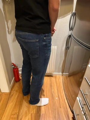 Calvin Klein Jeans - Säljer ett par blåa Calvin Klein Jeans i mycket bra skick. Materialet är klassisk denim i bomull. Perfekta till vardagslooken och funkar året runt. Hör av dig vid frågor jag på bilden är 177cm lång.